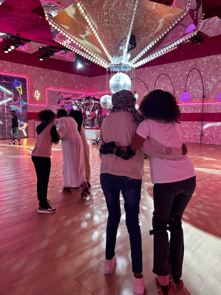The girls from Duivendrecht shelter on an outing roller skating.