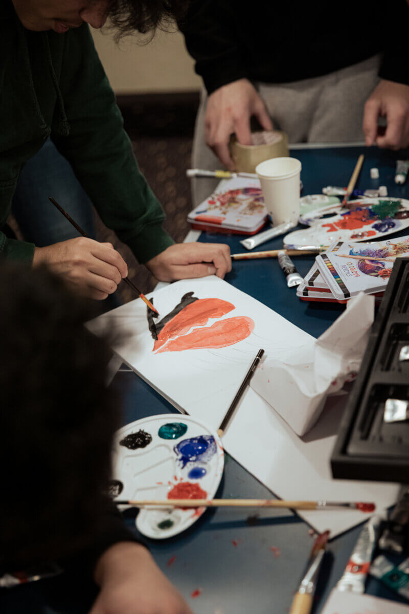 Young asylum seeker draws a broken heart